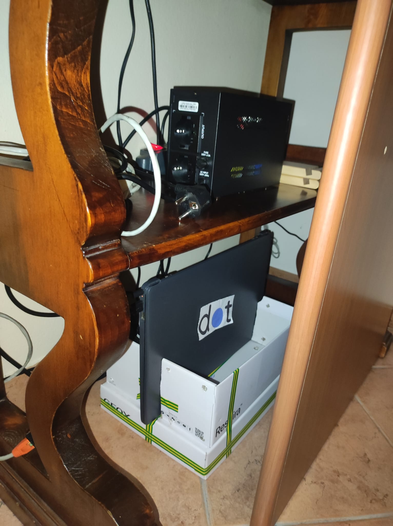 A detailed look at our dedicated computing unit: an optimized system powered by Intel® hardware and protected by an Uninterruptible Power Supply (UPS) to ensure maximum uptime. The vertical positioning promotes natural heat dissipation, maintaining the node's energy efficiency.